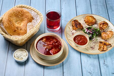 Обед с борщом с телятиной и шашлыком из курицы
