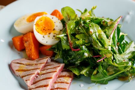 Салат с тунцом на гриле и печёным бататом