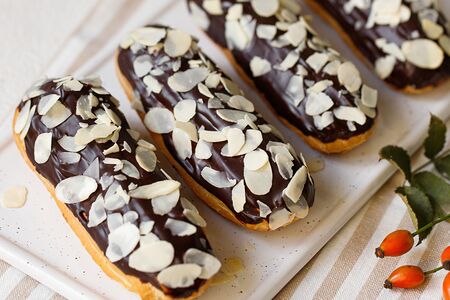 Эклер ванильный