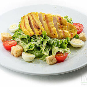 Салат Цезарь с курицей