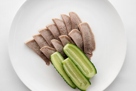 Отварной язык с малосольным огурцом и хреном