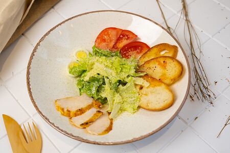 Салат Цезарь с курицей