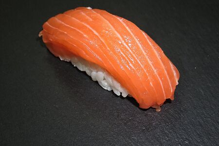 Суши сяке с лососем