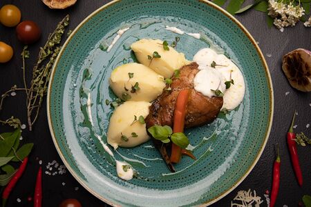 Запеченная кроличья ножка