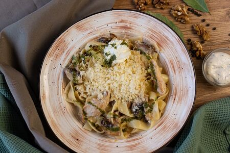 Паста с курицей и грибами