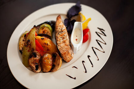 Стейк из сёмги под сливочно-икорным соусом