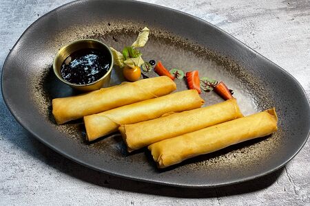 Жареный спринг-ролл с сыром и ягодным соусом