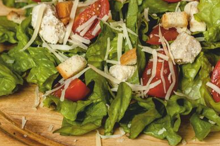 Салат Цезарь с курицей