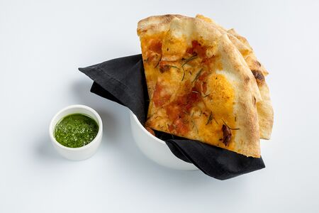 Фокачча с пармезаном и соусом песто