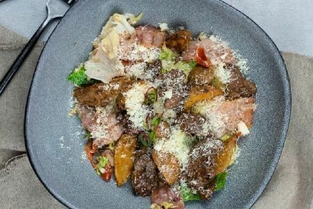 Салат с куриной печенью и беконом