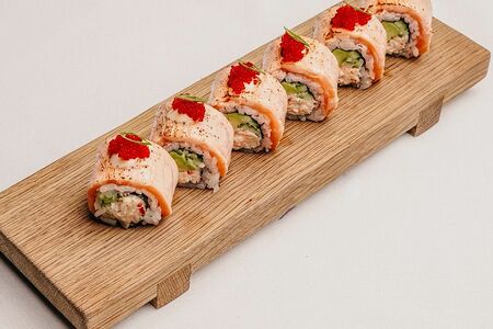 С крабом и обожженным лососем