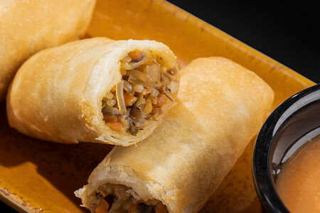 Хрустящий ролл с овощами и соусом манго-ананас