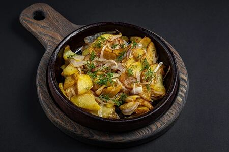 Картофель, жаренный с луком
