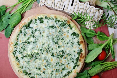 Пицца с сыром моцарелла и шпинатом
