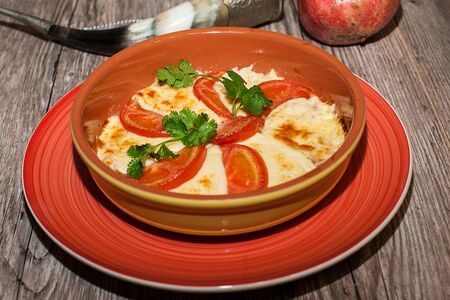 Томаты, запечённые с сыром сулугуни