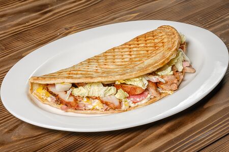 Закрытая пицца Цезарь закрытая с курицей