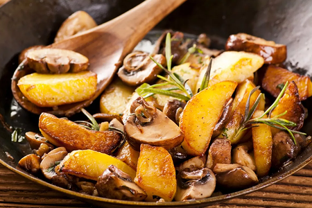 Молодой картофель с грибами