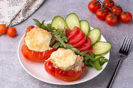 Запеченный болгарский перец с фаршем и сыром