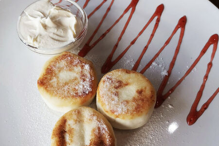 Сырники со сметаной