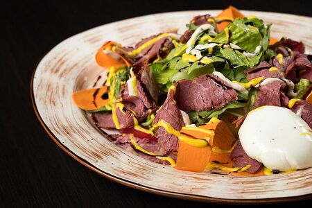 Тосканский салат с пастрами и яйцом пашот