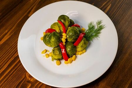 Брюссельская капуста с овощами