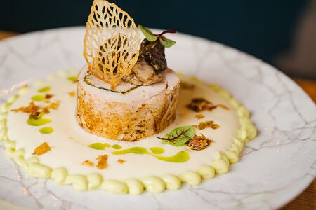 Медальон из курицы с эспумой из картофеля и грибами