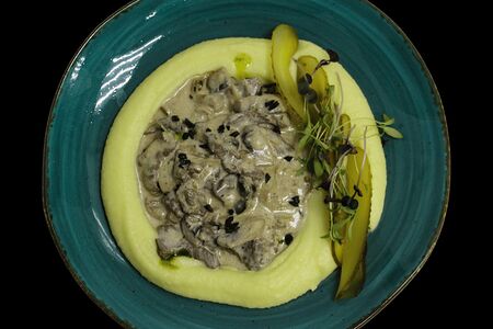 Курземес строганов с картофельным пюре