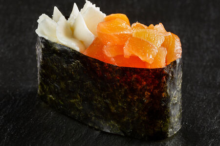 Гункан с лососем и сыром