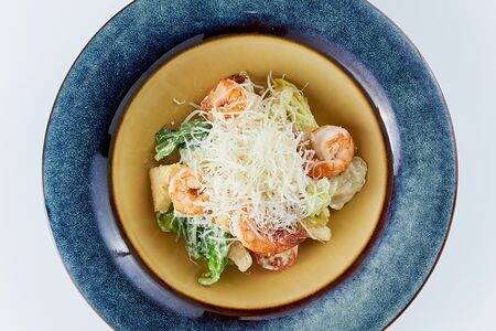 Салат Цезарь с королевскими креветками