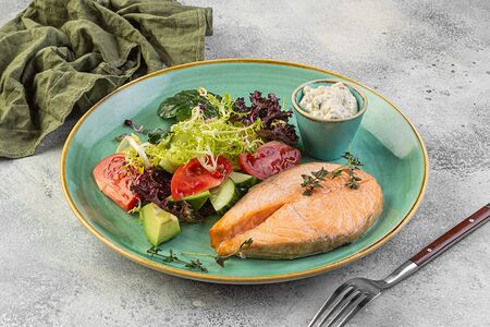 Лосось с микс-салатом