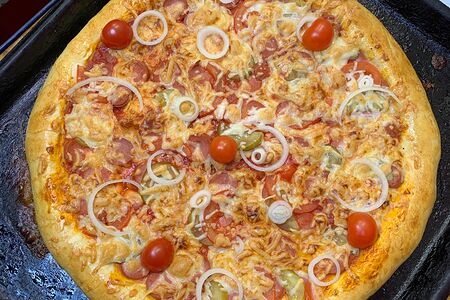 Пицца с колбасой