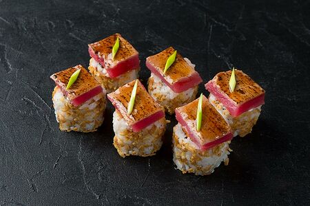 Ролл с опалённым тунцом и сыром горгонзола