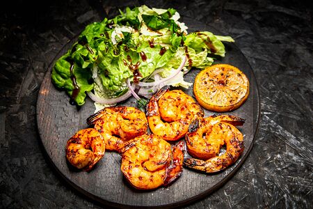 Креветки с лимоном на мангале