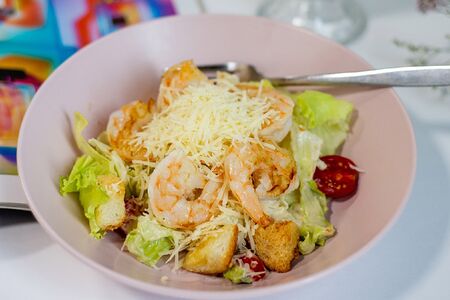 Салат Цезарь с креветками