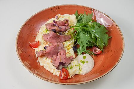 Омлет с ростбиф с соусом туна