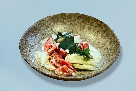 Салат из свежих овощей со сметаной