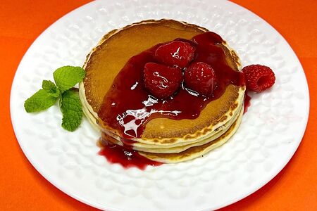 Оладушки с малиновым топпингом