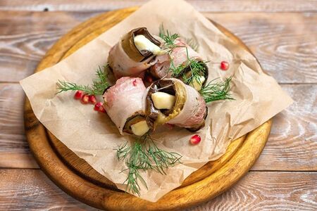 Рулетики из баклажанов в беконе