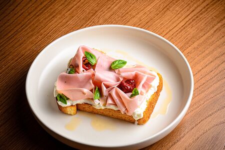 Брускетта с мортаделлой