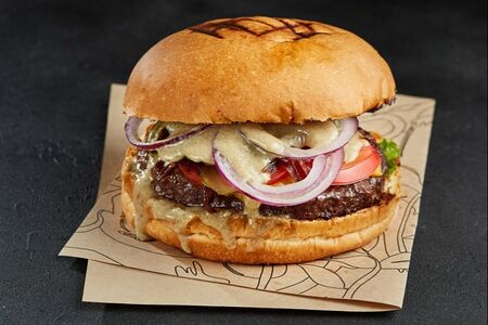 Бургер с мраморной котлетой