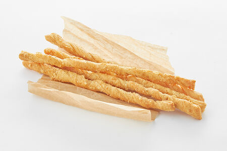 Гриссини с сыром грана падано и черным перцем