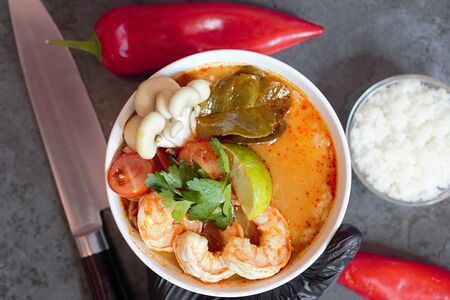 Том ям с королевскими креветками