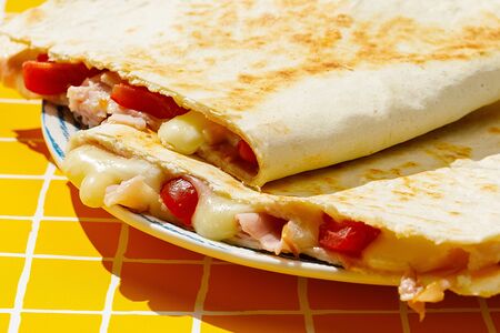 Тост с ветчиной и помидорами