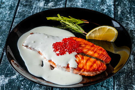 Семга под сливочно-икорным соусом