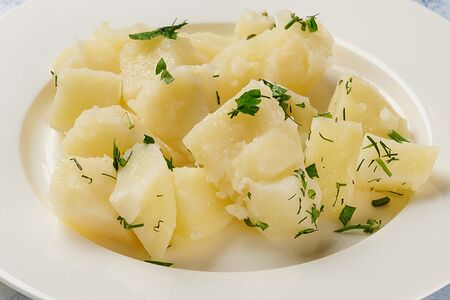 Отварной картофель с зеленью
