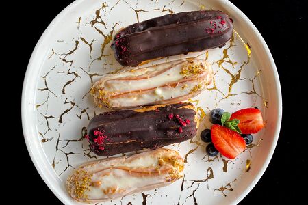 Эклер с фисташковым кремом