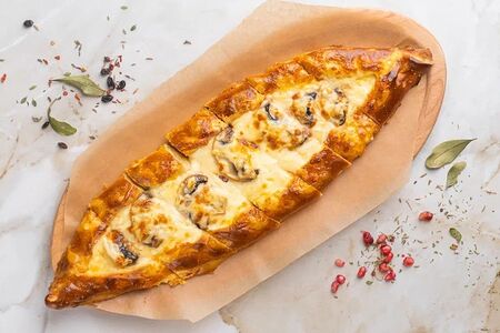 Пиде с сыром и грибами