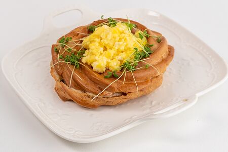 Эклер с грибами и скрэмблом