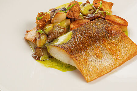 Копченый муксун с топинамбуром и сезонными грибами