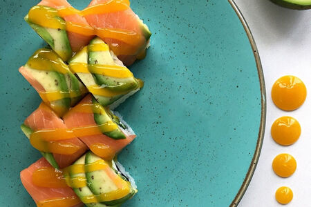 Ролл лосось-авокадо